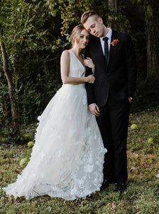 A-line V-Neck Sleeveless Wedding Dress With Appliques OW594