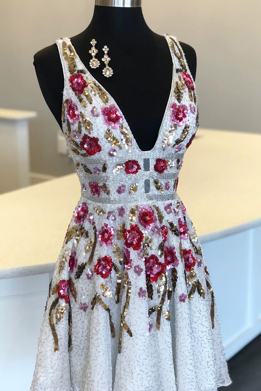 Fancy A-line V-Neck Sequined Floral Short Prom Homecoming Dress OM399