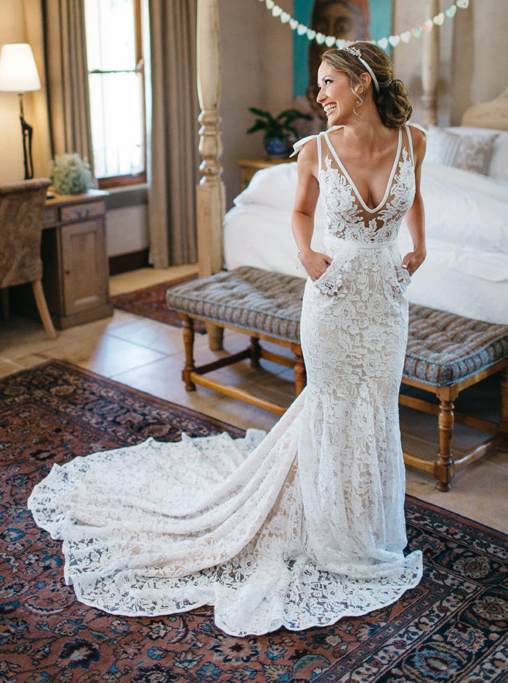 Charming Mermaid V-neck Backless Lace Beach Wedding Dress With Pocket OW327