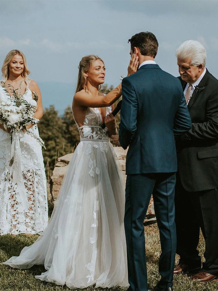 Marvelous V-neck A-line Wedding Dresses Appliques Tulle Bridal Gowns W708